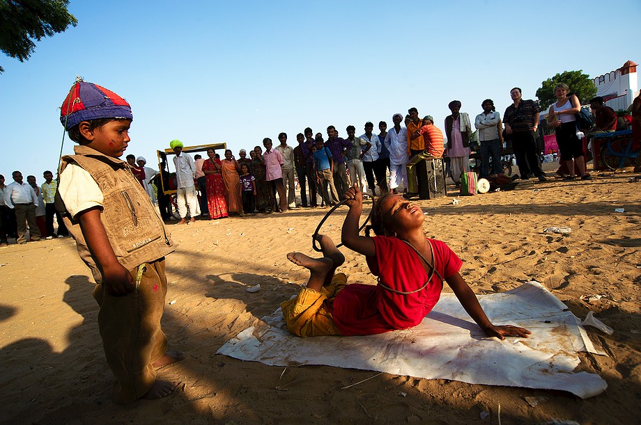 Młodzi cyrkowcy (Pushkar Camel Fair)